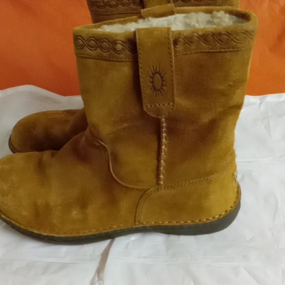 Ladies ugg boot size 9 - Picture 2 of 5
